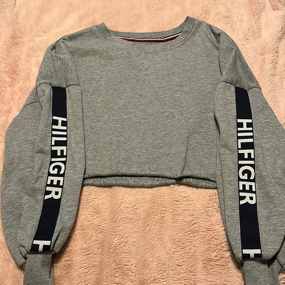 Tommy Hilfiger Grey Cropped Crew Neck. Size Medium